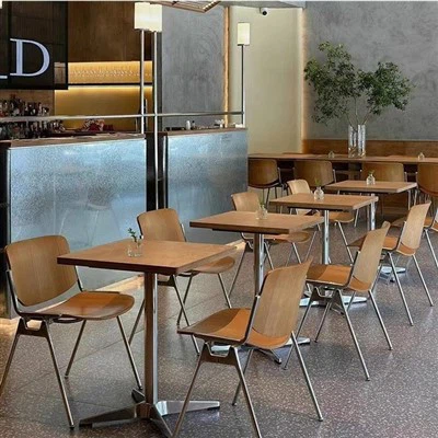 Metalni restoranski drveni stolovi sa željeznom bazom i set stolica od šperploče